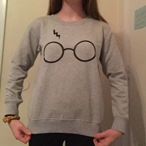 gray sweatshirt with harry potter design